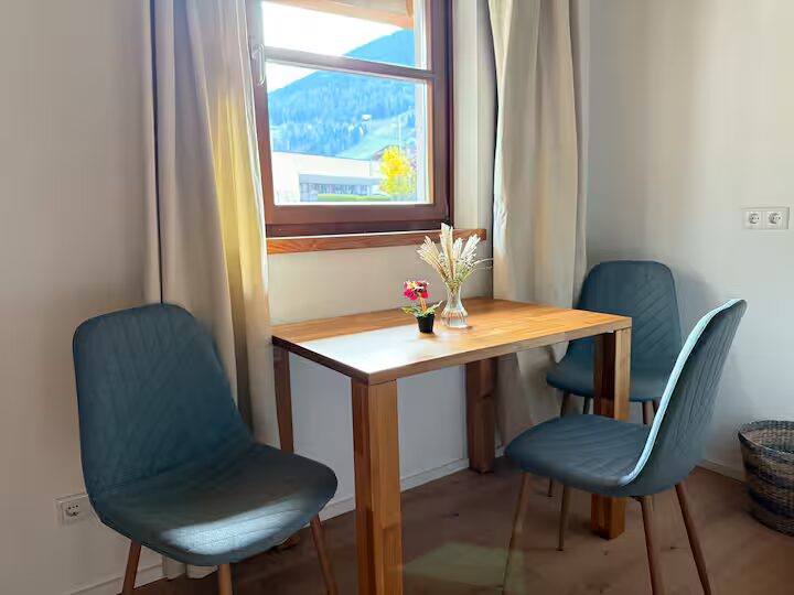 Essbereich mit Bergblick